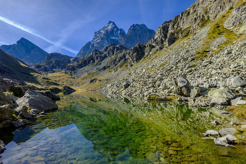 菲奥伦萨湖(Lago Fiorenza)，位于Monviso山脚下，从Pian del Re通往Rifugio Sella的小路上。意大利北部皮埃蒙特的科提亚阿尔卑斯山